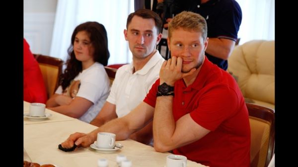 Сергей Андронов и Антон Слепышев привезли Кубок Гагарина в Пензу